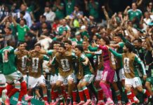 México abre Copa vencendo África do Sul em duelo com três expulsões México abre Copa vencendo África do Sul em duelo com três expulsões
