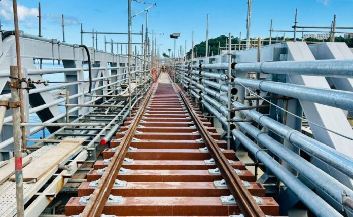 Obras Do VLT Avançam Com Instalação Dos Primeiros Trilhos Na Obras Do VLT Avançam Com Instalação Dos Primeiros Trilhos Na Ponte São João