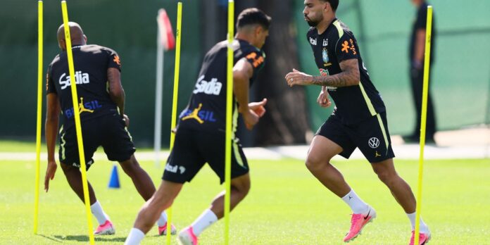 Seleção brasileira se reapresenta e faz 1º treino para encarar Seleção brasileira se reapresenta e faz 1º treino para encarar Haiti