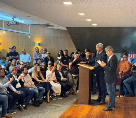 VÍDEO: Jerônimo Rodrigues Critica Flávio Bolsonaro E O Tarifaço: “O Bolsonarismo Vai Ao EUA Lamber As Botas” VÍDEO: Jerônimo Rodrigues Critica Flávio Bolsonaro E O Tarifaço: "O Bolsonarismo Vai Ao EUA Lamber As Botas"
