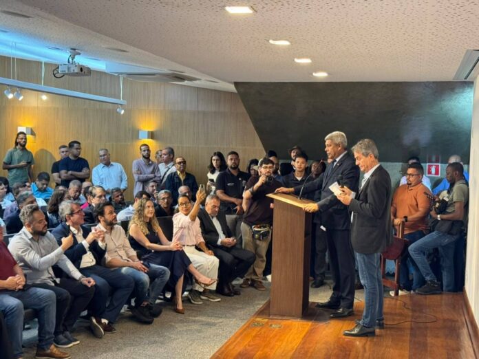 VÍDEO: Jerônimo Rodrigues Critica Flávio Bolsonaro E O Tarifaço: "O VÍDEO: Jerônimo Rodrigues Critica Flávio Bolsonaro E O Tarifaço: "O Bolsonarismo Vai Ao EUA Lamber As Botas"