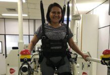 com escoliose grave, mulher precisa reaprender a andar Ícone de sino para notificações