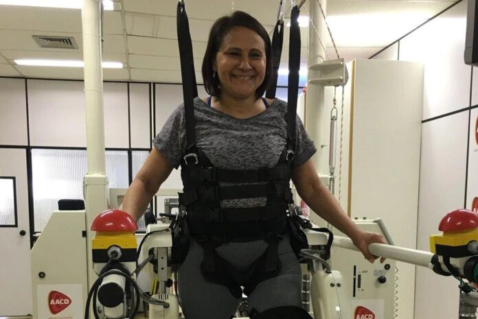 com escoliose grave, mulher precisa reaprender a andar Ícone de sino para notificações