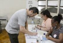 Eleitoras(es) podem atuar como mesárias(os) voluntárias(os) nas Eleições Gerais de 2026
