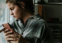o que é e quando o medo de “ficar de fora” afeta a saúde mental Ícone de sino para notificações