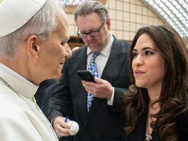 Papa nomeia primeira mulher para liderar comunicações do Vaticano
