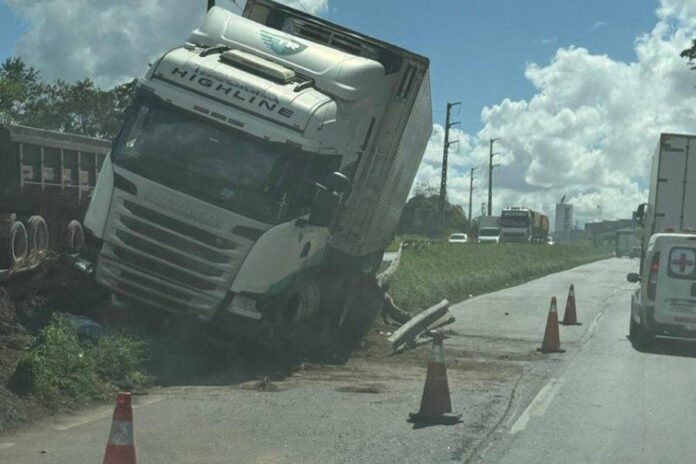 Acidente Entre Carretas Causa Trânsito De 9km Na BR-324
