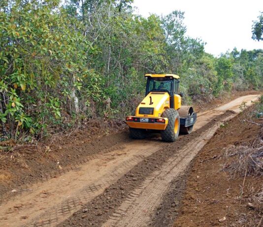 Prefeitura realiza patrolamento e encascalhamento na região do Aderno.