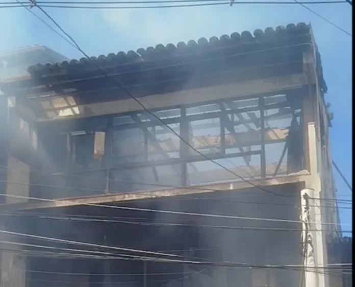 Incêndio De Grandes Proporções Destrói Imóvel No Engenho Velho Da Federação