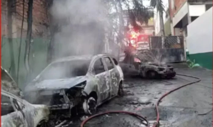 Incêndio Destrói Cinco Carros E Uma Moto Após Queda De Incêndio Destrói Cinco Carros E Uma Moto Após Queda De Fiação Elétrica No Cabula
