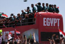 Jogadores do Egito são recebidos como heróis após atuação na Copa Jogadores do Egito são recebidos como heróis após atuação na Copa