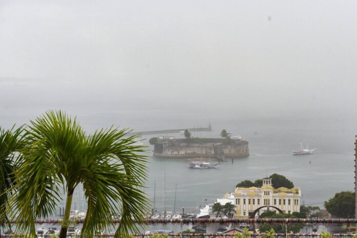 Marinha Alerta Para Ressaca Com Ondas De Até 2,5 Metros Marinha Alerta Para Ressaca Com Ondas De Até 2,5 Metros Em Salvador