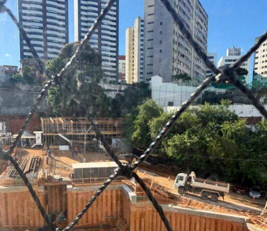 Moradores Denunciam Fechamento De Rua Para Atender Obra De Empreendimento Privado, Em Salvador Moradores Denunciam Fechamento De Rua Para Atender Obra De Empreendimento Privado, Em Salvador