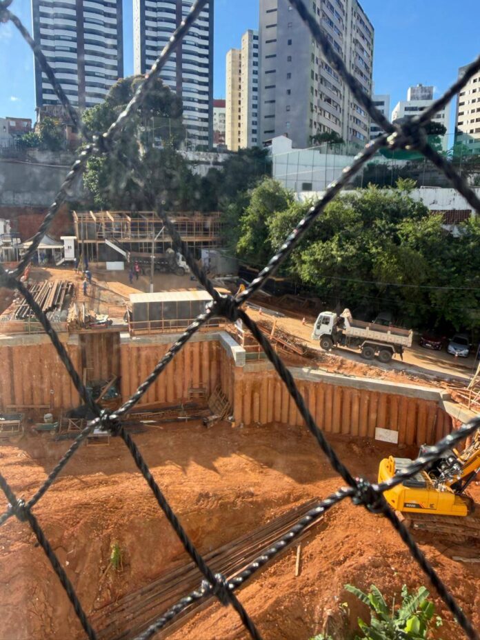 Moradores Denunciam Fechamento De Rua Para Atender Obra De Empreendimento Privado, Em Salvador