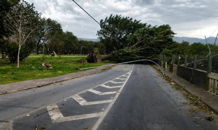 VÍDEO: Tempestade Com Ventos Acima De 110 Km/h Deixa Mortos VÍDEO: Tempestade Com Ventos Acima De 110 Km/h Deixa Mortos E Causa Destruição No Sudeste