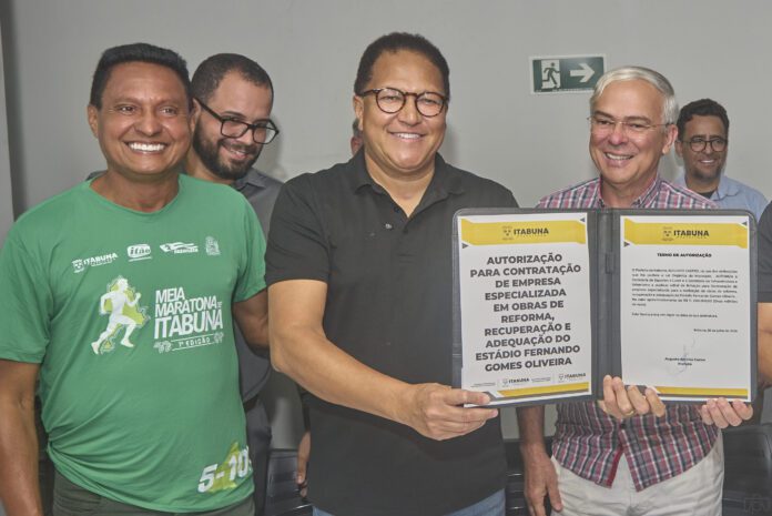prefeito-augusto-castro-assina-scaled.jpeg