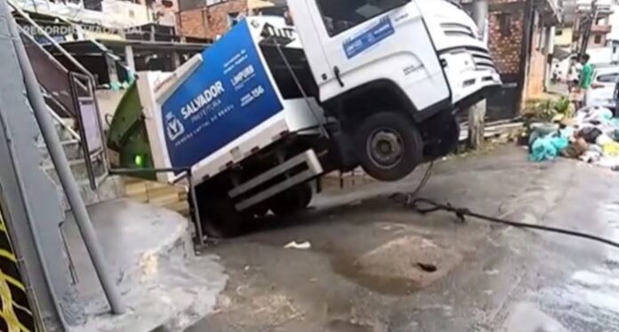 Caminhão Da Limpurb Fica Preso Em Ladeira E Bloqueia Trânsito Caminhão Da Limpurb Fica Preso Em Ladeira E Bloqueia Trânsito Em Salvador