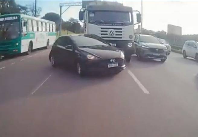 Carro Tenta Desviar De ônibus E é Atingido Por Caminhão Carro Tenta Desviar De ônibus E é Atingido Por Caminhão Na Paralela