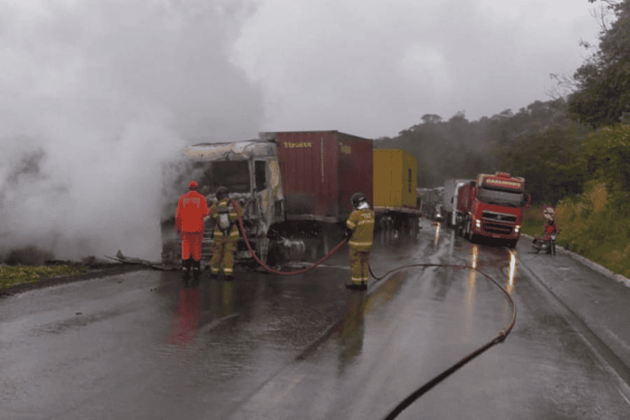 Incêndio E Colisão De Veículos Causam Interdição Na BR-242 Na Bahia
