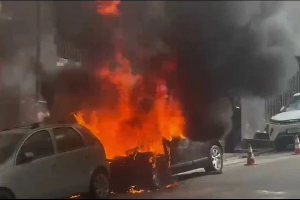 Incêndio Em Veículo Destrói Dois Carros E Danifica Imóveis No Incêndio Em Veículo Destrói Dois Carros E Danifica Imóveis No Barbalho, Em Salvador