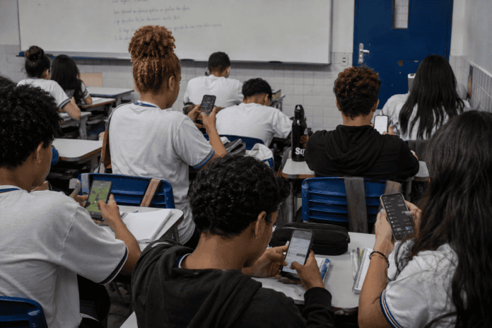 Uso De Telas Já Preocupa 8 Em Cada 10 Escolas; Famílias Relatam Mudanças No Comportamento Das Crianças