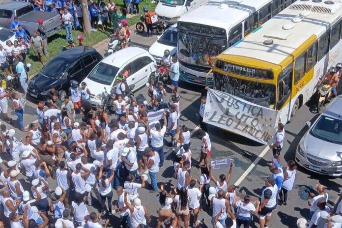 VÍDEO: Manifestantes Chegam Ao Parque De Exposições E Cobram Justiça VÍDEO: Manifestantes Chegam Ao Parque De Exposições E Cobram Justiça Por Léo Lanches; Trânsito Na Região é Afetado