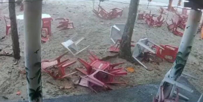 VÍDEO: Ventania Assusta Banhistas E Derruba Estruturas Em Praia Da VÍDEO: Ventania Assusta Banhistas E Derruba Estruturas Em Praia Da Bahia