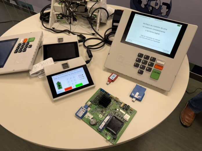 Você Já Viu Uma Urna Eletrônica Por Dentro? TRE-BA Abre Você Já Viu Uma Urna Eletrônica Por Dentro? TRE-BA Abre Equipamento E Mostra Como Funciona