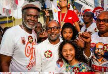 Bebeto participa de caminhada com Lula no bairro da Liberdade, em Salvador