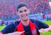 Influencer baiano Luva de Pedreiro assiste BaVi da Série A no Barradão