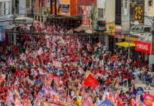 Jerônimo faz caminhada histórica e reúne 30 mil pessoas em Vitória da Conquista na reta final da campanha.