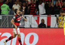 Flamengo vence e fica a um ponto do Palmeiras, líder do Brasileirão Flamengo vence e fica a um ponto do Palmeiras, líder do Brasileirão