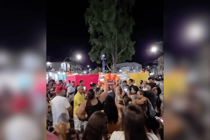 Moradores Fazem Festa De Aniversário Em Protesto Por Demora Na Moradores Fazem Festa De Aniversário Em Protesto Por Demora Na Reforma De Praça