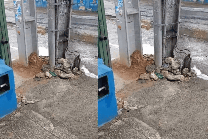 Poste Antigo Permanece Após Instalação De Nova Estrutura Em Salvador