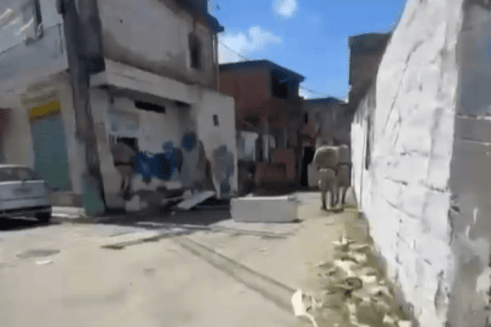 Vídeo Mostra Policiais Recebidos A Tiros Em Bairro De Salvador Vídeo Mostra Policiais Recebidos A Tiros Em Bairro De Salvador