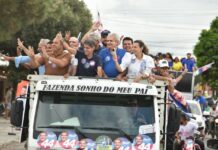 ACM Neto reúne milhares de apoiadores em carreata da mudança em Eunápolis
