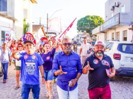 Bebeto reforça luta pelo fim da escala 6×1 durante corpo a corpo no centro de Teixeira de Freitas