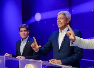Justiça Eleitoral proíbe material que associa ACM Neto a Lula