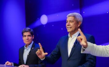 Justiça Eleitoral proíbe material que associa ACM Neto a Lula