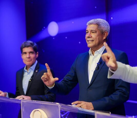 Justiça Eleitoral proíbe material que associa ACM Neto a Lula