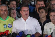 Flávio Bolsonaro cruza fronteira argentina e segue para o Equador