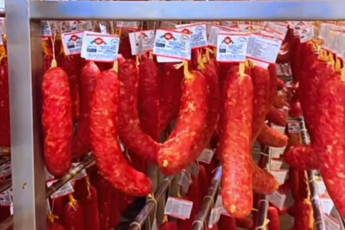 Anvisa recolhe lote de linguiça com bactéria que causa infecção grave