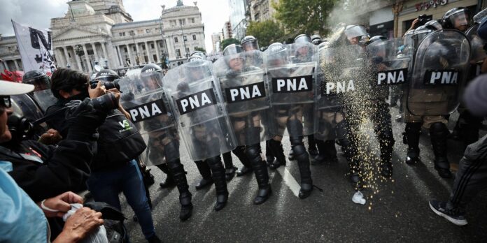 protesto_contra_cortes_de_pensoes_na_argentina_-_reuters.jpg